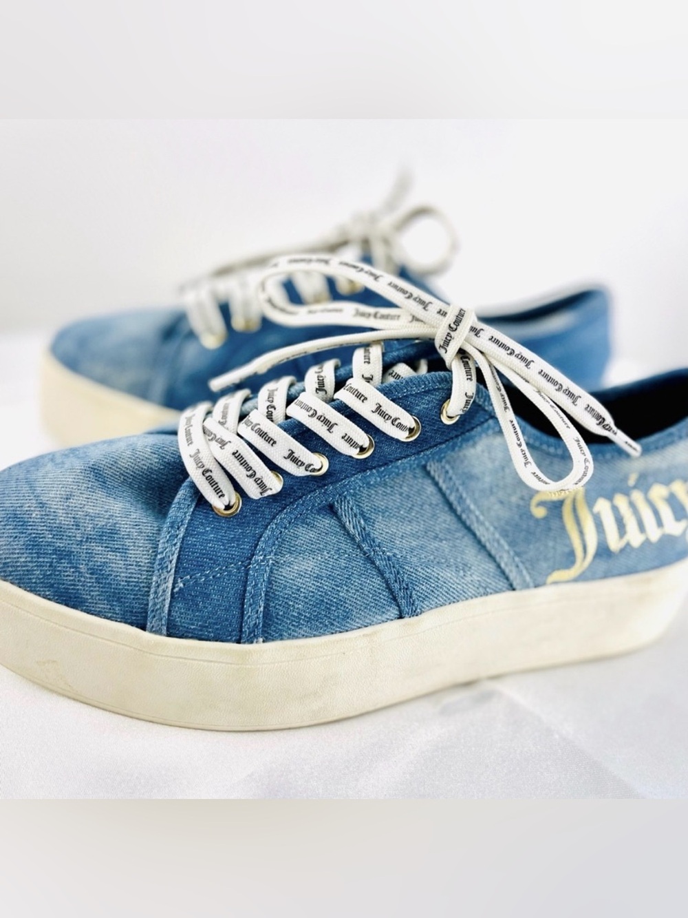 NWOT Juicy Couture Size 9 Y2K Blue and White Casual Sneakers